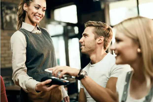 Grupo de personas en restaurante