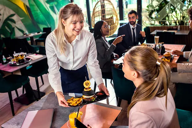 Grupo de personas en restaurante