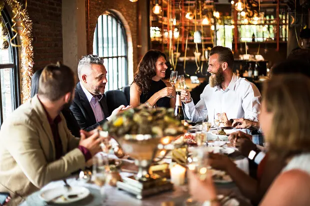 Grupo de personas en restaurante